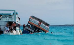 Stravičan snimak broda koji tone: Putnici panično bježali da se ne bi sreli s ajkulama