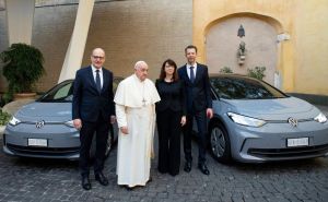 Papa Franjo prešao na struju: Doviđenja Fiatu, Vatikanom će kružiti njemački automobil