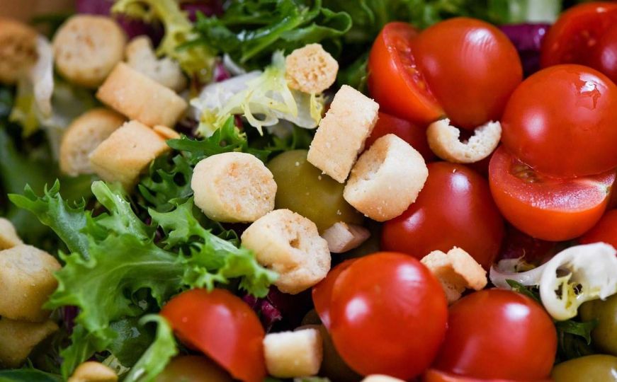 Zimske salate će biti ukusnije ako ih začinite ovim preljevima: Evo šta vam treba