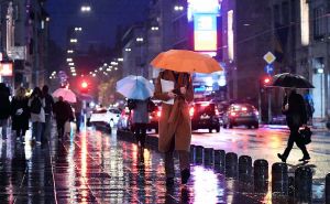 Sarajevo kao u tech-noir filmu: "Grad u kome i kiša kad pada nije prosto kiša"