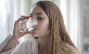 Pijete li i vi hladnu vodu za vrijeme jela? Evo zašto biste trebali prestati sa tim
