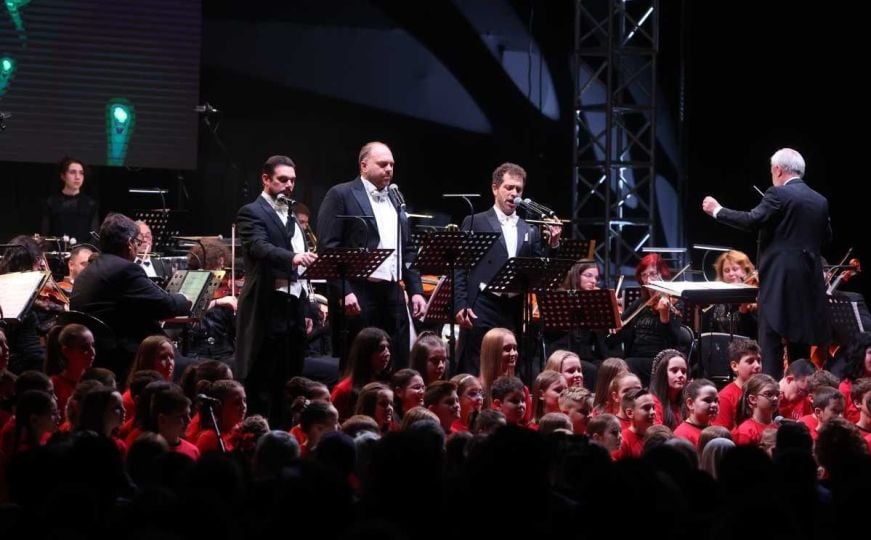 U prepunoj dvorani Skenderija održan koncert Tri tenora: Publika uživala u sjajnim operskim arijama