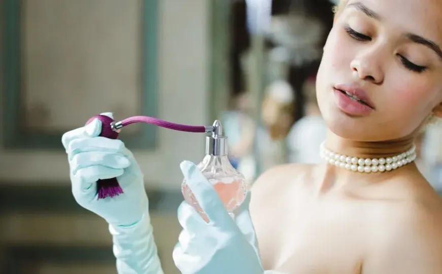 Ovo je tajno mjesto za nanošenje parfema: Trik koji znaju žene koje uvijek lijepo mirišu