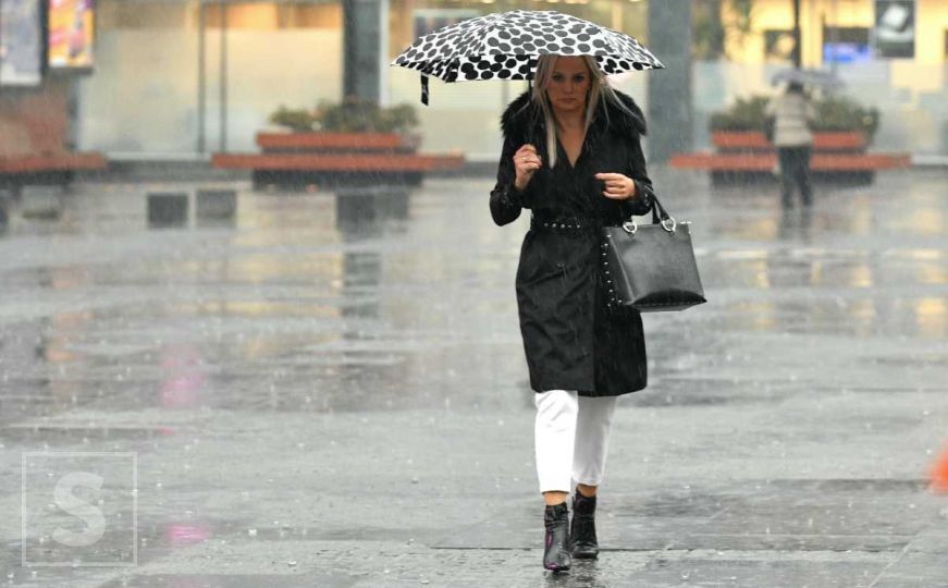 Kiša u Sarajevu neumorno pada: "Hoće l' sunce u ovom gradu ikad zasjat' kako treba?"