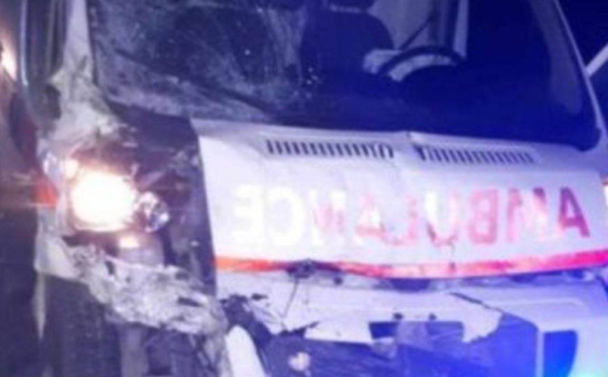 Teška nesreća u BiH: Žestok sudar vozila Hitne pomoći i traktora, ima povrijeđenih