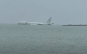 Avion promašio pistu i sletio u zaliv gdje se okupljaju ajkule