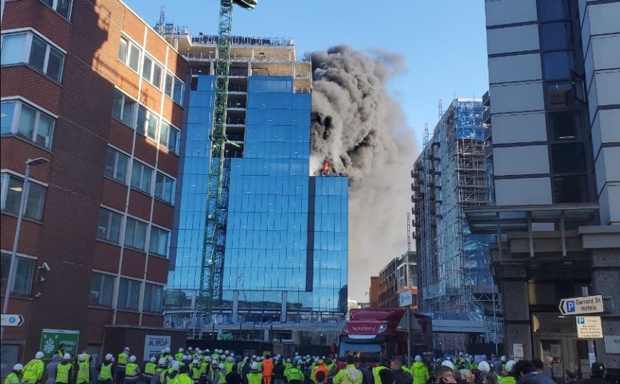 Dramatično spašavanje radnika sa vrha zapaljene kule u Velikoj Britaniji