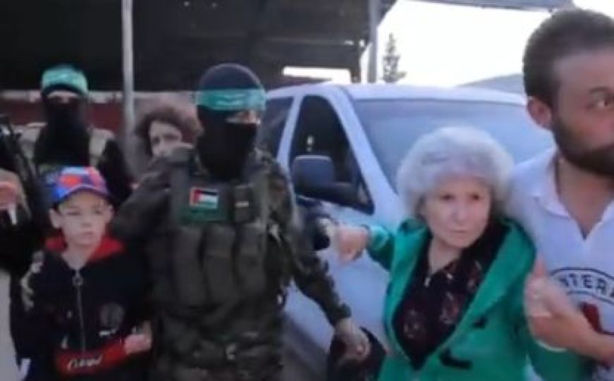 Uživo: Objavljen snimak - pogledajte kako je Hamas predao zatvorenike Crvenom krstu
