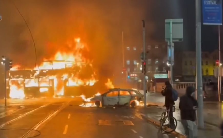 Dramatični snimci iz Irske: Napad nožem pokrenuo nasilne proteste, centar grada u plamenu