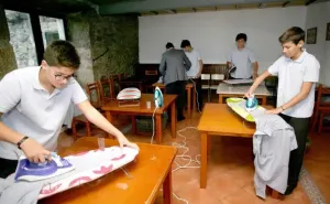 Sjajno: U ovoj školi dječaci uče šiti, peglati košulje i kuhati jednostavna jela