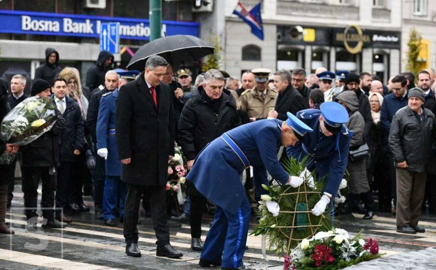 Položeno cvijeće na Spomen-obilježju: Bijele ruže za ubijenu djecu Sarajeva