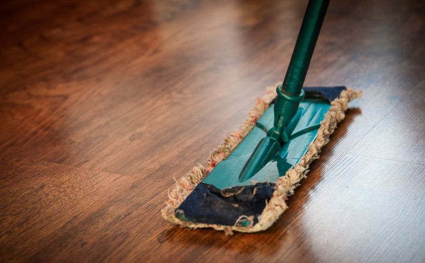 Kako pravilno održavati i očistiti laminat i drvene podove?