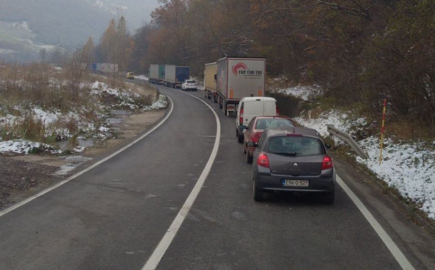 Teška nesreća na ulazu u Sarajevu: Sudarila se tri vozila, saobraćaj potpuno obustavljen
