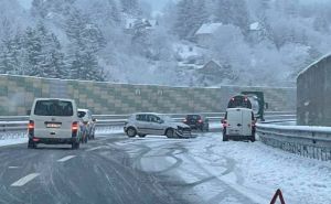 Nesreća na autoputu kod Sarajeva: Zbog snijega otežan saobraćaj