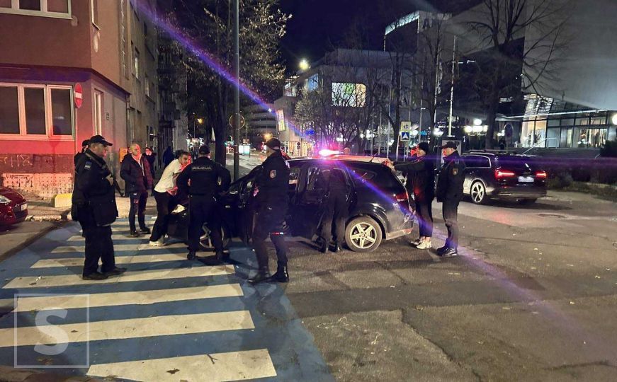 Šta se događa u centru Sarajeva: Policija opkolila crno vozilo, pretresaju muškarce