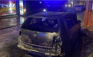 Požar kod Gradske uprave u Mostaru: Planuo Golf, vatrena stihija zahvatila još jedno vozilo
