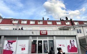 Vjetar napravio haos u Foči: Krov poznatog hotela pao na ugostiteljske objekte