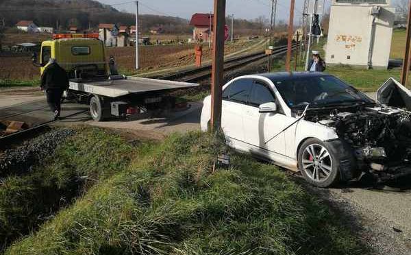 Nesreća u BiH: Putnički voz udario automobil