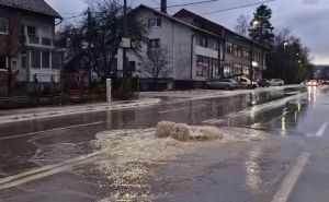 Posljedice nevremena u BiH: Voda izbila šaht i poplavila dio magistralnog puta