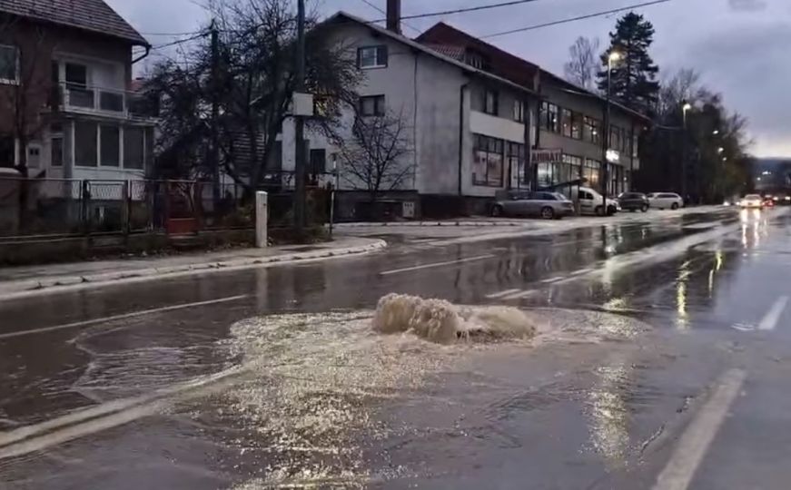 Posljedice nevremena u BiH: Voda izbila šaht i poplavila dio magistralnog puta