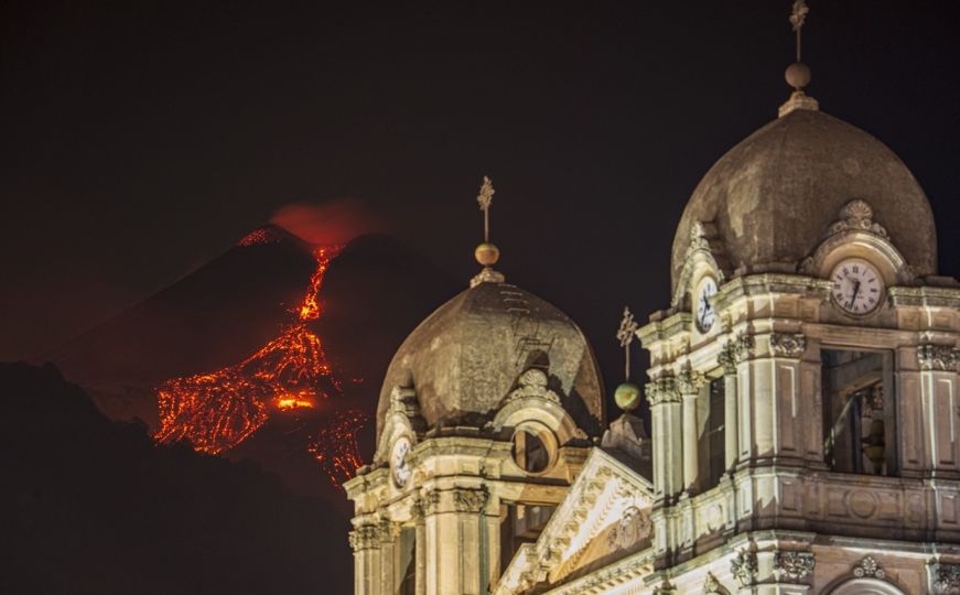 Ne miruje: Vulkan Etna ponovno izbacila pepeo i lavu