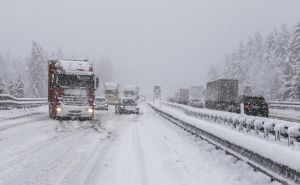 Haos u Sloveniji zbog snijega: Zatvoreni putevi, neka mjesta ostala bez struje, vjetar obarao stabla