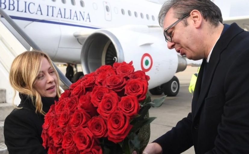 Aleksandar Vučić sa buketom cvijeća dočekao Giorgiju Meloni u Beogradu