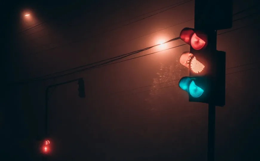 Znate li kako trebate reagovati kada se uključi žuto svjetlo na semaforu?