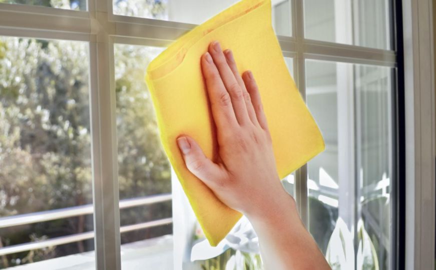 Trik za čišćenje prozora koji ne znaju ni najbolje domaćice: Potrebna vam je samo jedna namirnica