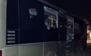 Autobus koji je ukraden u Omarskoj pronađen na njivi potpuno slupan