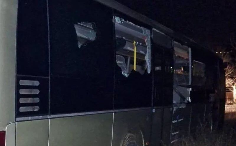 Autobus koji je ukraden u Omarskoj pronađen na njivi potpuno slupan