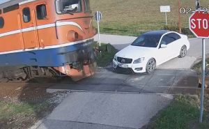 Izbjegnuta tragedija u BiH: Pogledajte dramatični snimak sudara voza i automobila