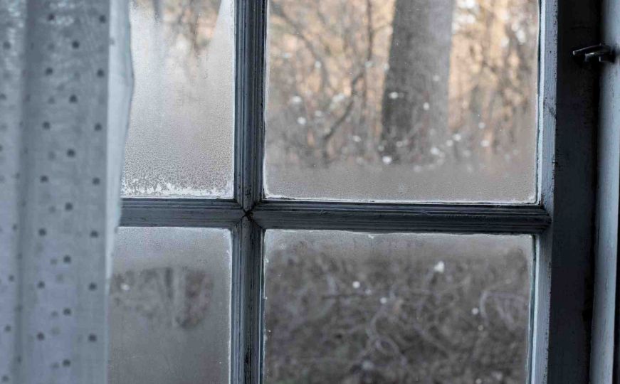 Jednostavna noćna navika može zaustaviti kondenzaciju i stvaranje vlage na prozorima