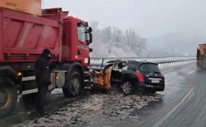 Teška nesreća na autoputu u BiH: Grtalica "pokupila" automobil, ima povrijeđenih