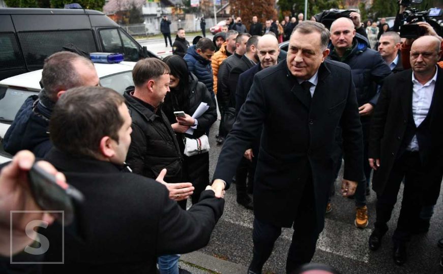 Milorad Dodik stigao na Sud BiH: Pozdravio se sa svojim pristalicama i otišao na ročište