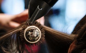 'Rezultati su alarmantni': Feniranje kose može izazvati neželjene posljedice