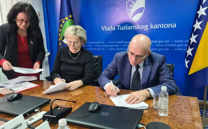 Predstavnici Vlade TK i UKC-a Tuzla potpisali ugovore vrijedne 934.000 KM