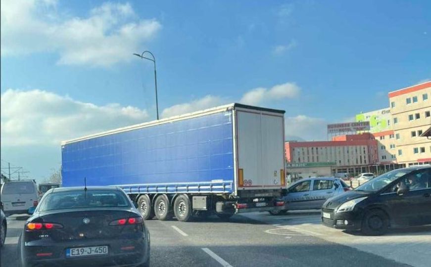 Saobraćajni haos u Sarajevu: Blokirane dvije trake, kilometarske kolone vozila