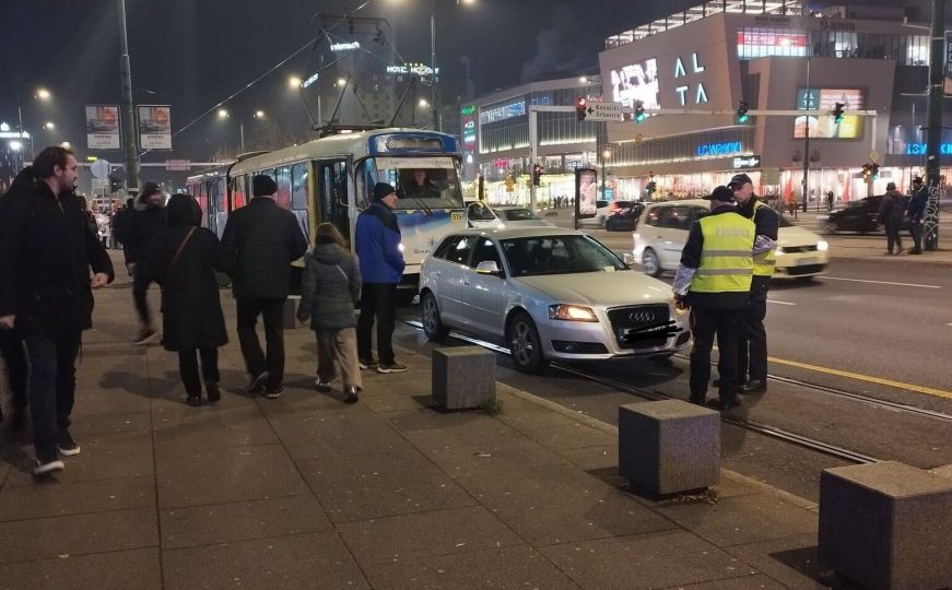 Novi 'parking-papak' u Sarajevu: Stao na tramvajske šine, morala intervenisati i policija