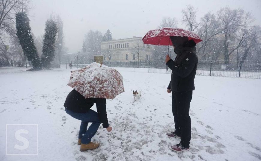 Snježna idila u Sarajevu: Veju pahulje u glavnom gradu, bijeli pokrivač prekrio ulice