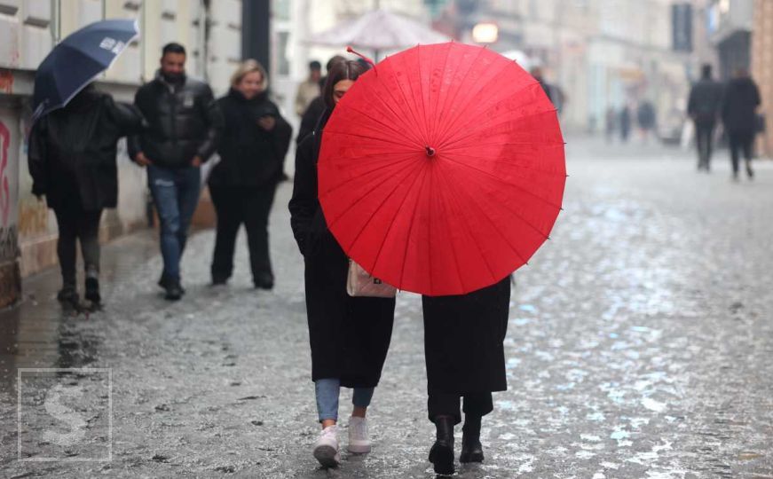 Decembar u Sarajevu: Kape, šalovi, rukavice i kišobrani su trenutno neizostavan modni detalj