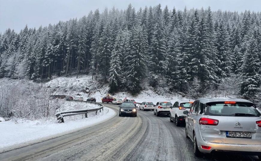 Apel vozačima u BiH: Snijeg otežao saobraćaj širom zemlje, vozite oprezno