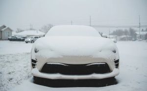 Očistio snijeg s automobila u samo 20 sekundi, svi su ostali zapanjeni
