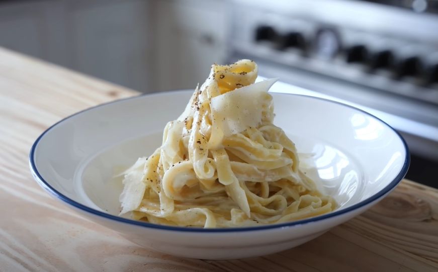 Želite nešto brzo i ukusno? Probajte tjesteninu sa alfredo umakom koji će vas oduševiti
