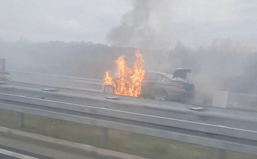 Požar na autoputu u BiH: Planuo automobil, objavljen i snimak