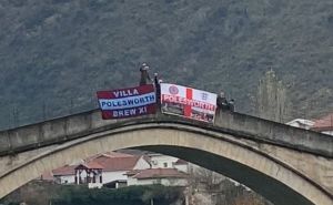 Navijači Aston Ville okačili transparente na Stari most u Mostaru