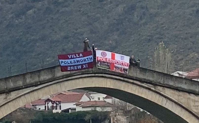 Navijači Aston Ville okačili transparente na Stari most u Mostaru