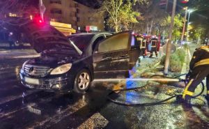 Besana noć za mostarske vatrogasce: Vatra progutala automobil