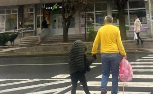 Dirljiva fotografija koja će vam uljepšati dan: Otac skinuo jaknu kako djevojčica ne bi pokisla