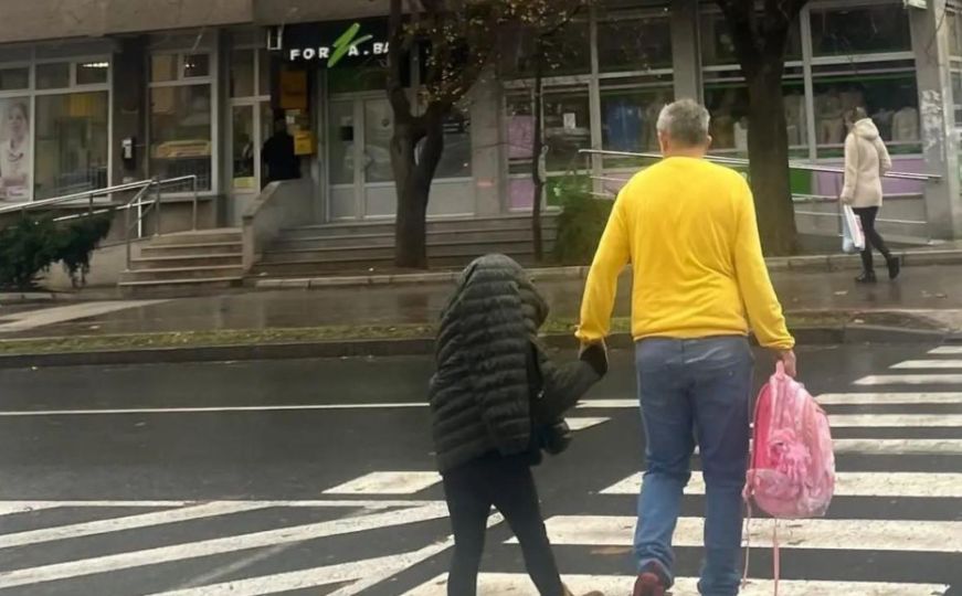 Dirljiva fotografija koja će vam uljepšati dan: Otac skinuo jaknu kako djevojčica ne bi pokisla